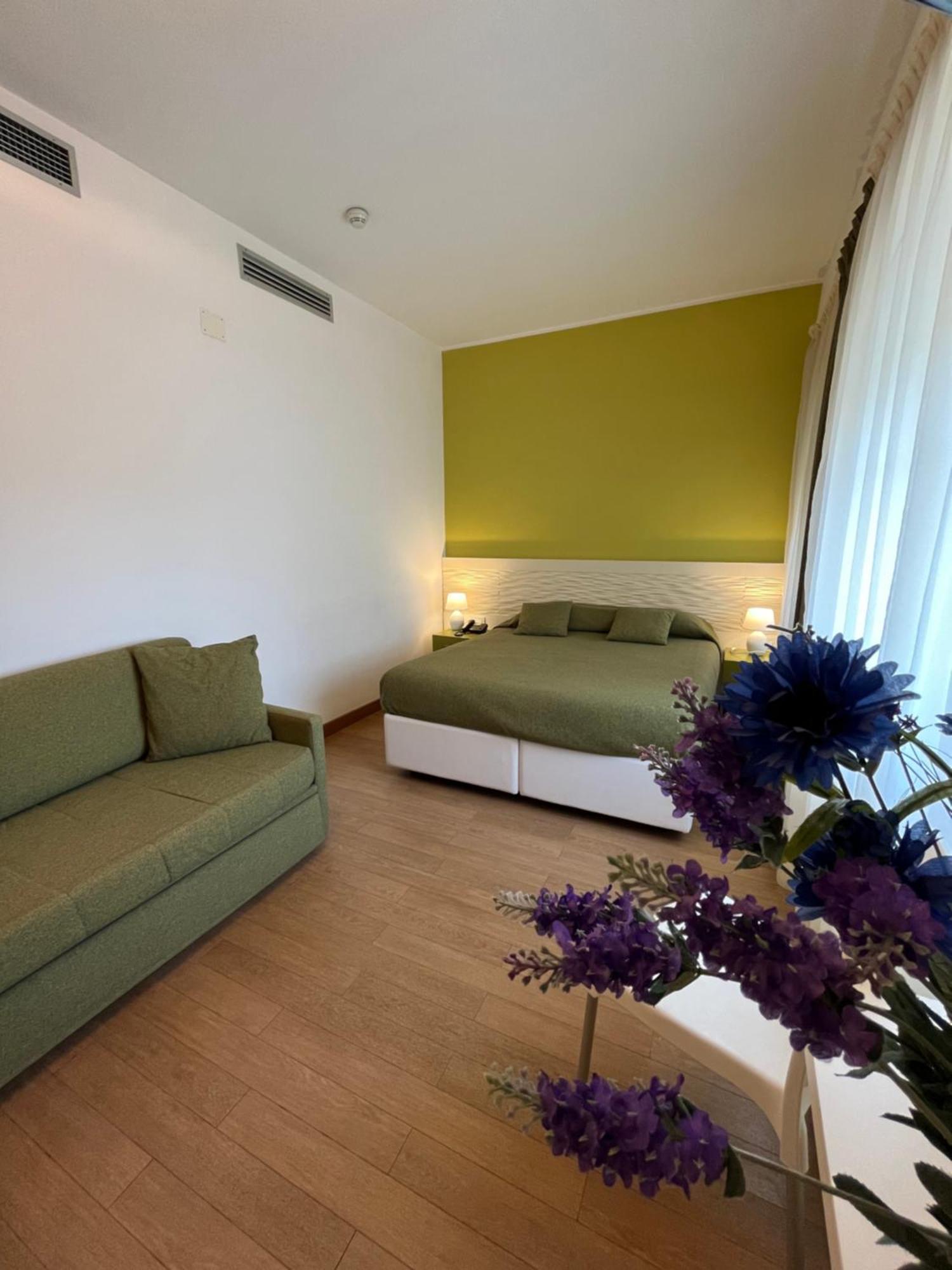 Hotel Mon Pays Riccione Exteriör bild