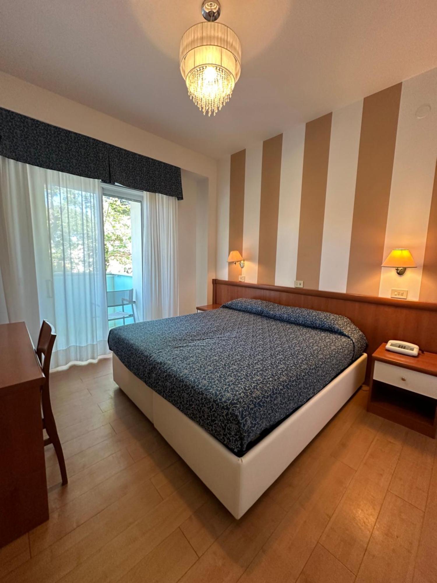 Hotel Mon Pays Riccione Exteriör bild
