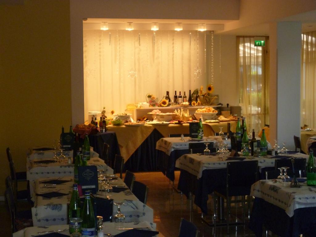 Hotel Mon Pays Riccione Exteriör bild
