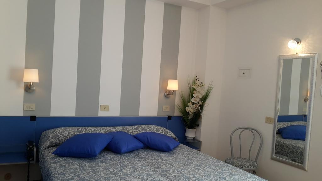 Hotel Mon Pays Riccione Exteriör bild
